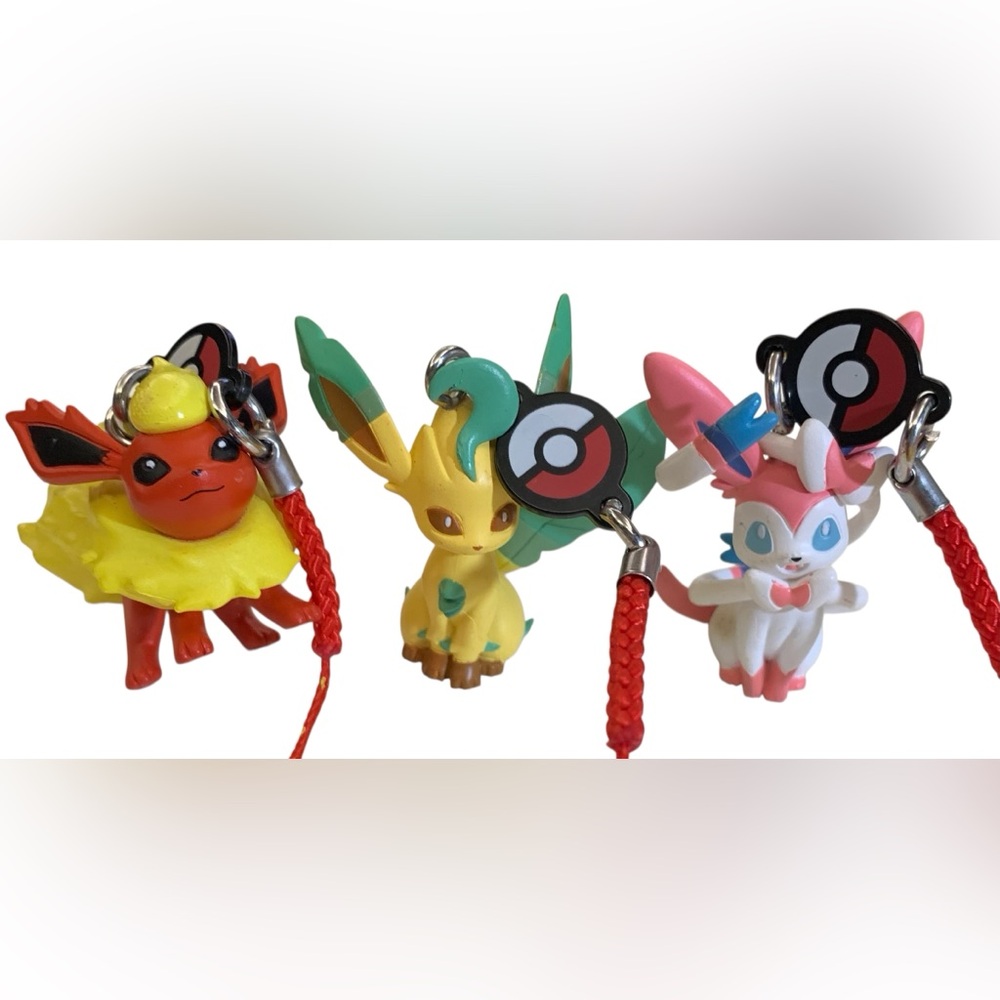 3 Pokémon Keychains From the “Evolutions of Eevee” + 25 free Pokémon cards